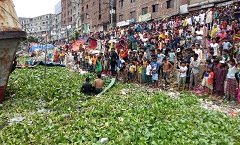 বুড়িগঙ্গায় নদীতে অর্ধশতাধিক যাত্রী নিয়ে ট্রলারডুবি।।   