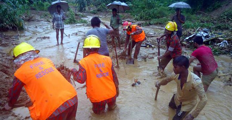 পাহাড়ধসে তিন জেলায় নিহতের সংখ্যা বেড়ে ১৩০ ছাড়িয়েছে ।।   