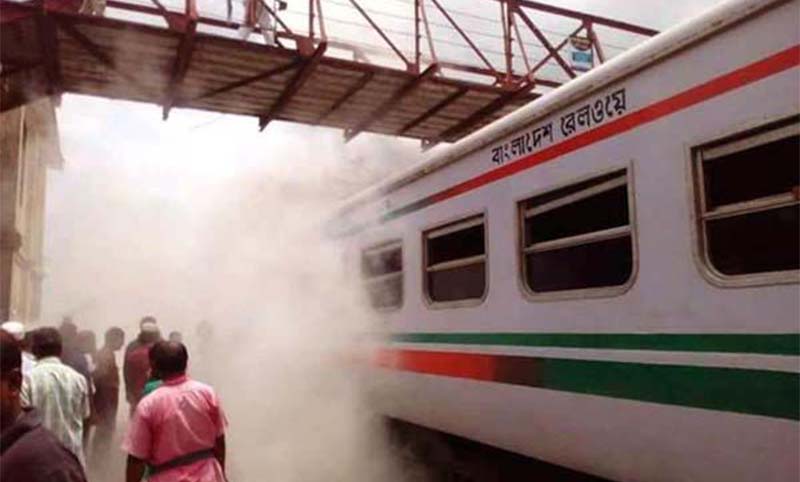 নাটোরে রূপসা এক্সপ্রেস ট্রেনে আগুন,অল্পের জন্য রক্ষা পেল যাত্রীরা।।