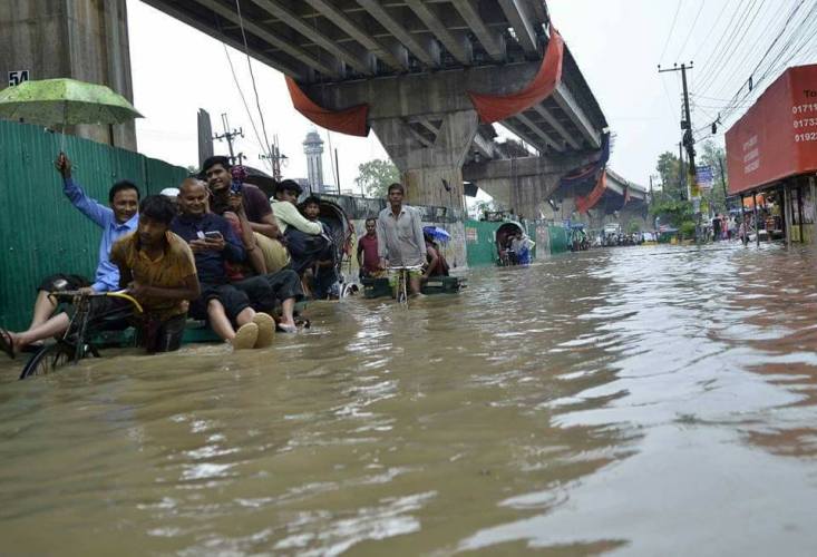 চট্টগ্রাম মহানগরে গত কয়েকদিনের জলাবদ্ধতার কারনে ব্যাপক ক্ষতিগ্রস্ত হয়েছে সড়ক