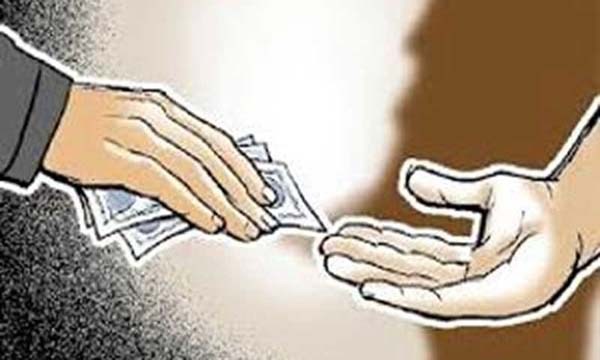 সাতক্ষীরায় ঘুষ নেওয়ায় সময় ভূমি কর্মকর্তা কাজী মনিরুর রশিদ ও তার সহযোগি হাতেনাতে ইউপি সদস্য গ্রেপ্তার।।   