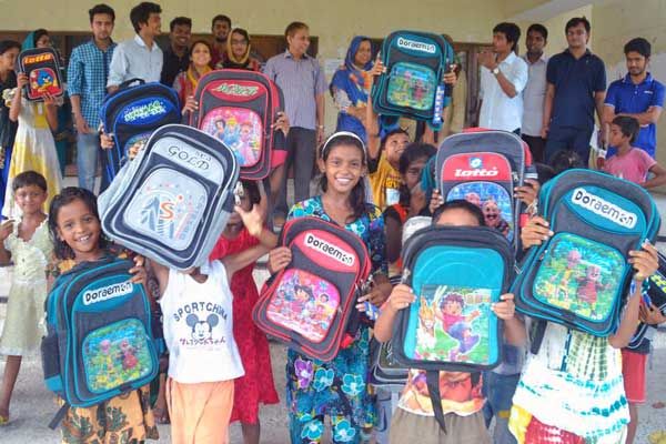 পথশিশুদের ব্যাগ-ব্রাশ-সাবান দিলেন রামেক সুহৃদ নামের সেচ্ছাসেবী সংগঠন
