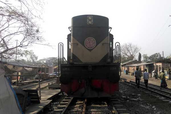 অল্পের জন্য দূর্ঘটনার কবল থেকে রক্ষা পেল দুটি বিপরীত দিক থেকে আসা ট্রেন....