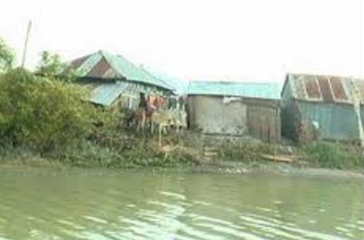 ১০০ বছরেরও ভাগ্য বদলায়নি রাজধানীর কায়েতপাডার অধিবাসীদের । আজও যোগাযোগের একমাত্র বাহন নৌকা.....