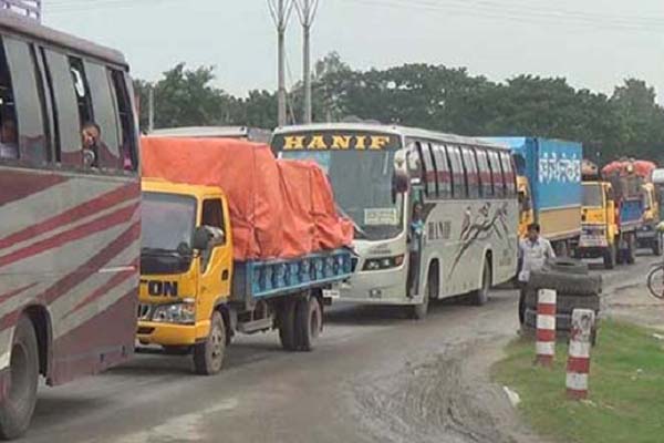 ঢাকা-টাঙ্গাইল মহাসড়কে থেমে থেমে যানজট ।। অবিরাম বৃষ্টি ও যানযটে নাকাল ঘরমুখো মানুষ   