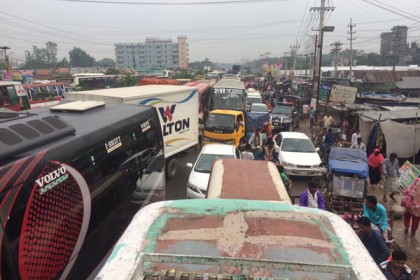 আশুলিয়ায় বাইপাইল-আব্দুল্লাহপুর মহাসড়কে তীব্র যানজট