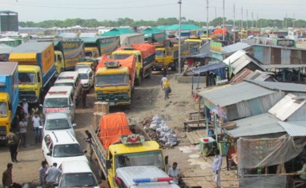 পাটুরিয়া ঘাটে ঈদে ঘরমুখী মানুষবাহী যানবাহনের দীর্ঘ লাইন।।   