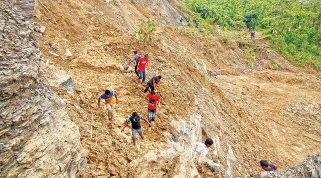 পার্বত্য চট্টগ্রামে পাহাড়ধসের কারণ বজ্রপাত ।। মন্ত্রণালয়র প্রতিবেদন