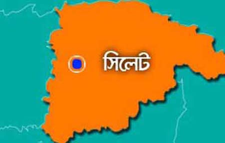 সিলেটের ফেঞ্চুগঞ্জ সড়কে বাসের সঙ্গে পাল্লা দিয়ে চলছে নৌকা!