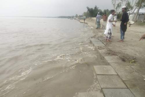 প্রবল স্রোতের কারণে সিরাজগঞ্জের চৌহালী শহর রক্ষা বাঁধে ধস,এলাকায় নদী ভাঙ্গনের আতঙ্ক।।
