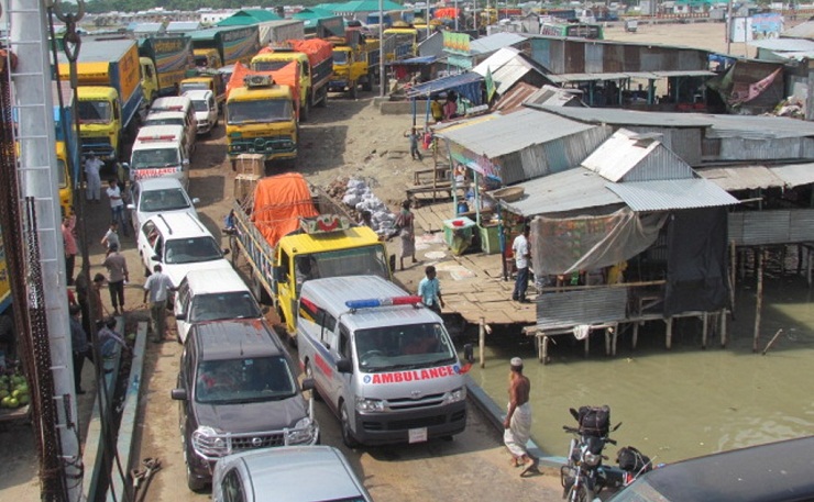 আজও পাটুরিয়া ফেরিঘাট এলাকায় ঘরমুখী মানুষবাহী যানবাহনের চাপে দীর্ঘ যানজট।।