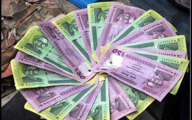 ঈদকে সামনে রেখে ফুটপাতে জমে উঠেছে নতুন টাকার বেচাকেনা।।