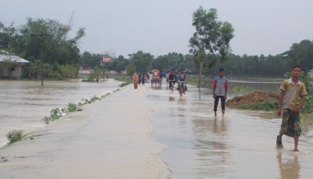 সিলেটে বন্যায় পানিবন্দী হয়ে পড়েছেন ছয় উপজেলার লক্ষাধিক মানুষ।।   
