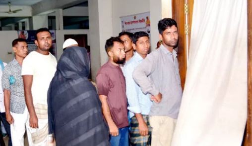 বগুড়া শজিমেক হাসপাতালের চিকিৎসকদের দরজায় তালা,অনেকে মশগুল আড্ডায়।।   