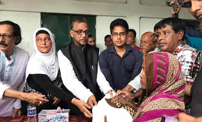 মৌলভীবাজারে বন্যায় ক্ষতিগ্রস্তদের মাঝে ত্রাণ বিতরণ অব্যাহত।।