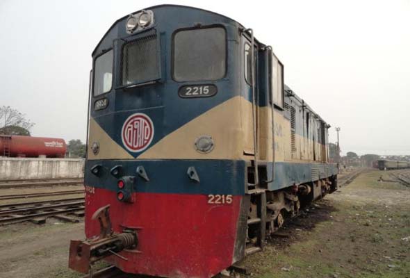 আন্তনগর কিশোরগঞ্জ এক্সপ্রেস ট্রেনের ইঞ্জিন ঘোরাতে গিয়ে লাইনচ্যুত।।   