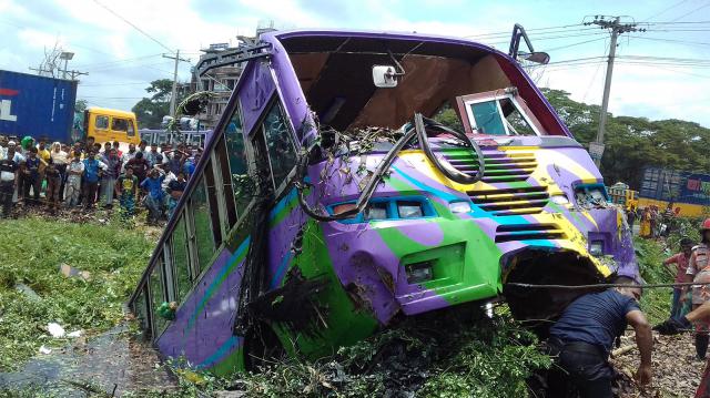 এক পুলিশ কনস্টেবলের সাহসিকতায় যেভাবে ৪০ যাত্রীর প্রাণ বাঁচালো ।।