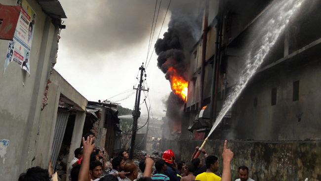 আশুলিয়ায় পোশাক কারখানায় ভয়াবহ আগুন।।