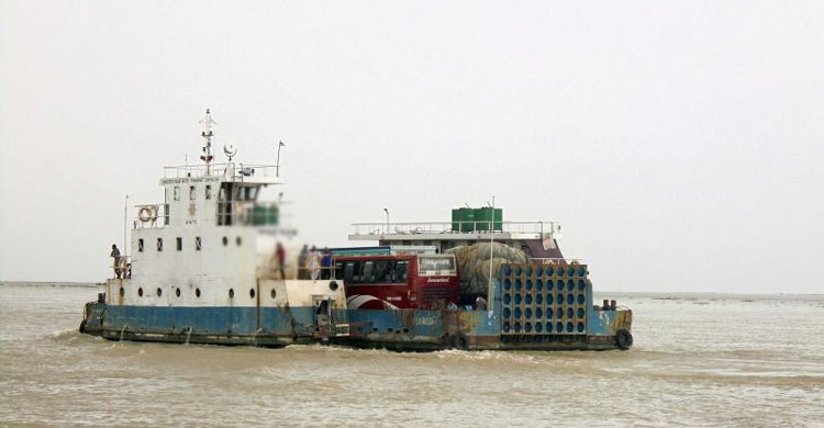 ডুবোচরে ফেরি আটকে শিমুলিয়ায় যান চলাচল ব্যাহত।। জনদুর্ভোগ চরমে....