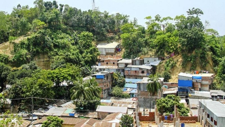 চট্টগ্রামের ঝুঁকিপূর্ণ ৩০টি পাহাড় থেকে বসতবাড়ি সরিয়ে নিতে বলেছে প্রশাসন।।   