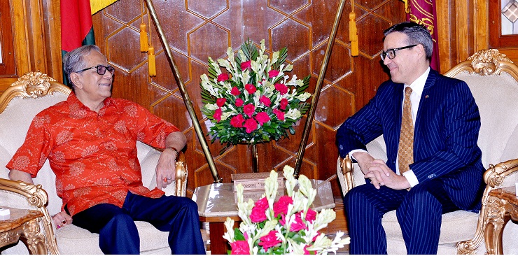 রাষ্ট্রপতির আব্দুল হামিদের সঙ্গে সুইজারল্যান্ডের বিদায়ী রাষ্ট্রদূতের সাক্ষাৎ।।   