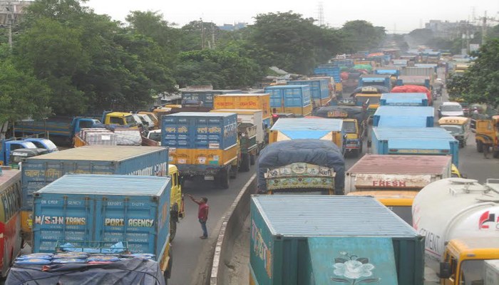 ঢাকা-চট্টগ্রাম মহাসড়কে দীর্ঘ ৩০ কি.মি. যানজট।। যাত্রী ভোগান্তি চরমে