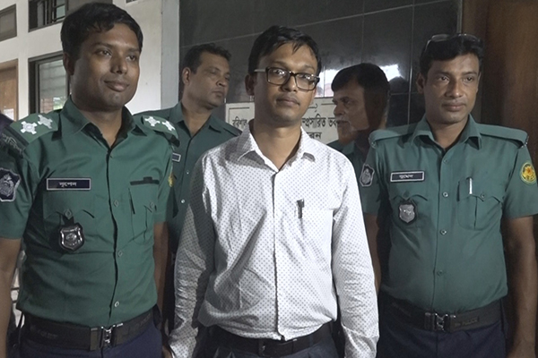 বঙ্গবন্ধুর ছবি বিকৃতি মামলায় বরগুনার ইউএনও গাজী তারেক সালমান কারাগারে।।      