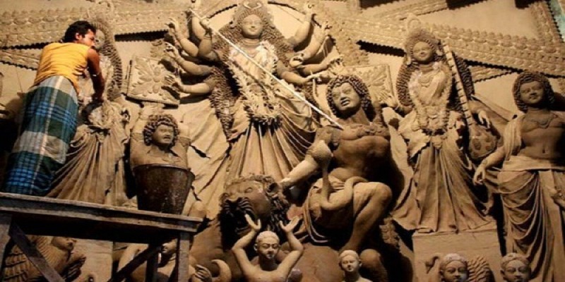 শারদীয় পূজার প্রস্তুতি ॥ খুলনায় প্রতিমা তৈরিতে ব্যস্ত মৃৎ শিল্পীরা