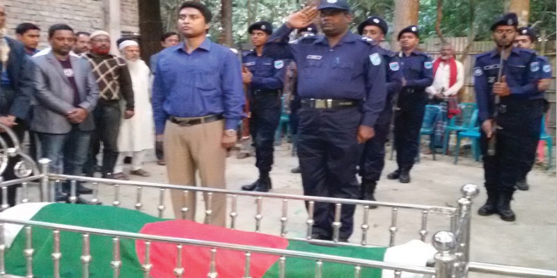 রাষ্ট্রীয় মর্যাদায় ফরিদপুরের মধুখালীর বীর মুক্তিযোদ্ধা আকরাম খাঁনের দাফন   