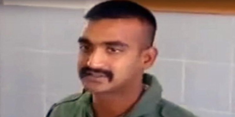 বিজয়ী বীরের বেশে ভারতের মাটিতে পা রাখলেন উইং কমান্ডার অভিনন্দন॥   