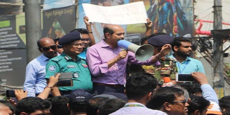 যমুনা ফিউচার পার্কের সামনে শিক্ষার্থীদের তোপের মুখে মেয়র-ডিএমপি কমিশনার॥