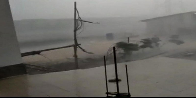 বিরূপ প্রকৃতি॥ গুজরাটে ধূলিঝড়ে লণ্ডভণ্ড মোদির সভা, বিপর্যস্ত ৮ রাজ্য, দুদিনে নিহত ৪০