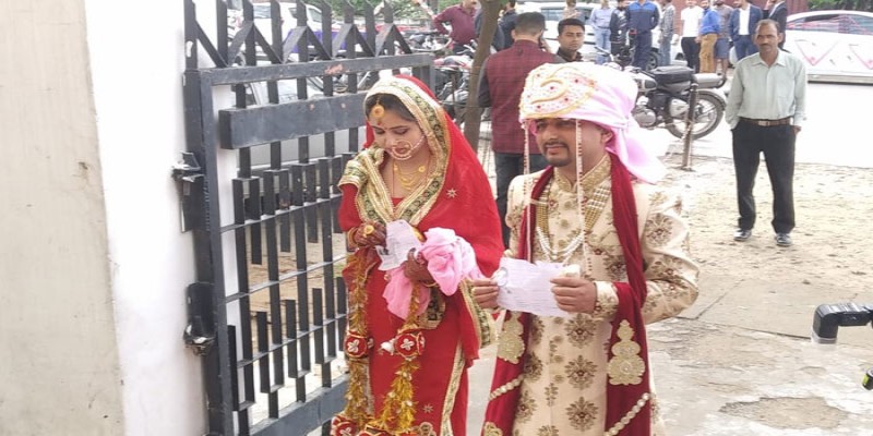 বিয়ে সেরেই ভোট দিতে ছুটলেন ভারতীয় নবদম্পতি॥ সোস্যাল মিডিয়ায় ভাইরাল
