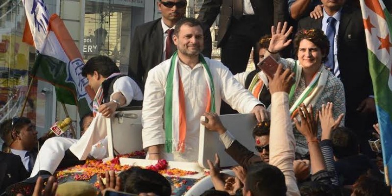 জাত-পাত, ধর্ম-বর্নের কোন ছ্যুৎ-মার্গ নেই গান্ধী পরিবারে॥ অনায়াসে মিশে যান সাধারন মানুষের সাথে