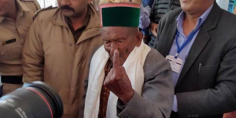 স্বাধীন ভারতের প্রথম ভোটারকে নির্বাচনের দিন কেন্দ্রে ব্যাপক অভ্যর্থনা॥