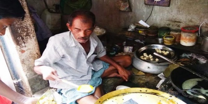 তিন দশক ধরে স্কুল শিক্ষার্থীদের জন্য ২৫ পয়সায় কচুরি বিক্রি করছেন কলকাতার লক্ষ্মীনারায়ণ ঘোষ॥