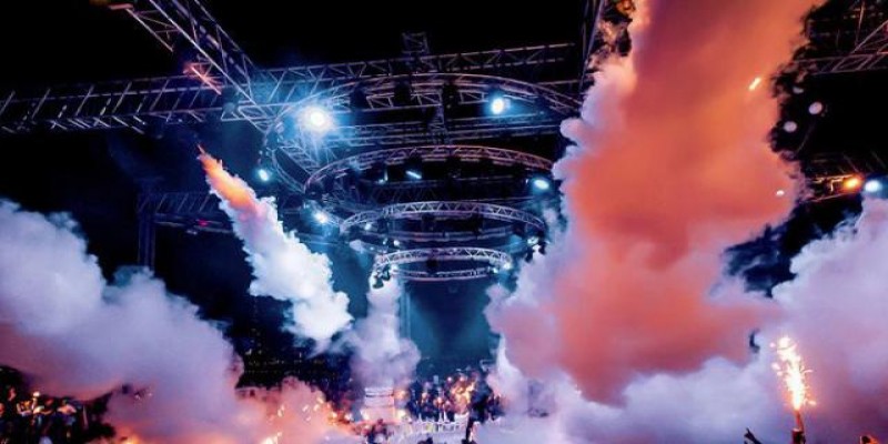 চালু হতে না হতেই বন্ধ হল সৌদি আরবের হালাল নাইটক্লাব॥