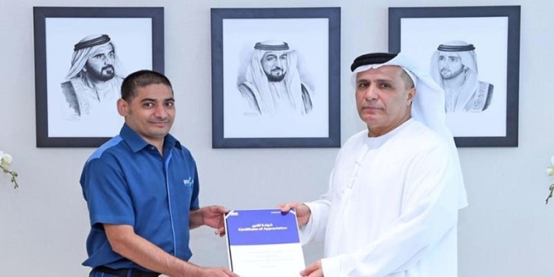 দুবাইতে ১৬ কোটি টাকার সোনা পেয়ে ফেরত দিলেন ক্লিনার॥