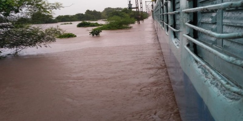 জলে ডুবু ডুবু মুম্বই বিমানবন্দর, বহু উড়ান বাতিল॥আটকে পড়া ৭০০ যাত্রীদের উদ্ধারে কপ্টার