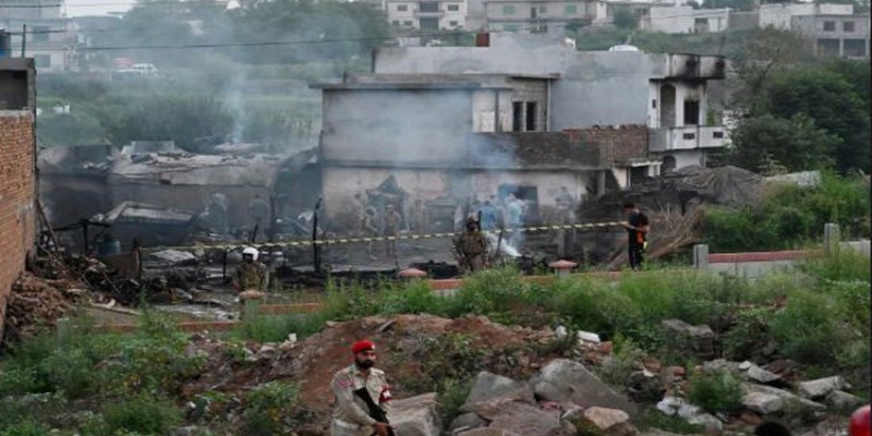পাকিস্তানের সামরিক বিমান বিধ্বস্ত॥নিহত ১৭