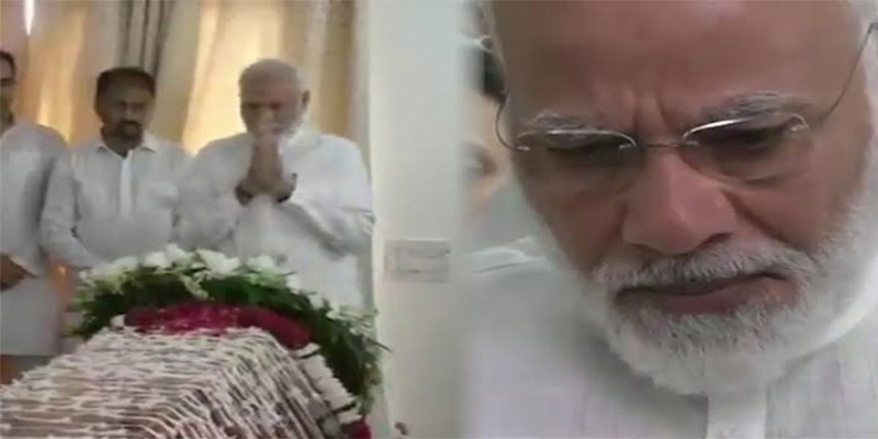 সুষমা স্বরাজের মরদেহের সামনে দাঁড়িয়ে কাদলেন ভারতের প্রধানমন্ত্রী নরেন্দ্র মোদি॥