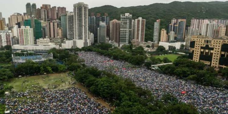 বৃষ্টি উপেক্ষা করে হংকংয়ে বিক্ষোভে গণতন্ত্রপন্থি লাখো মানুষ॥