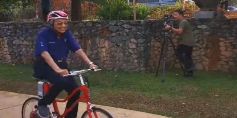 ৯৪ বছর বয়সী মালয়েশিয়ার প্রধানমন্ত্রী মাহাথির মোহাম্মদ চালালেন সাইকেল!