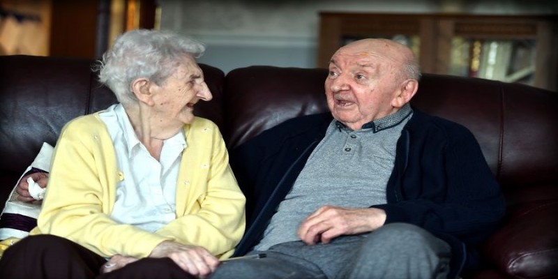 ৮০ বছরের ছেলের সেবা করতে বৃদ্ধাশ্রমে ছুটলেন ৯৮ বছর বয়সী মা॥