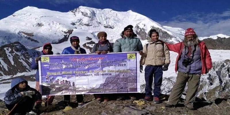 দৃষ্টিহীন হয়েও পর্বত জয় করলেন চার যুবক॥