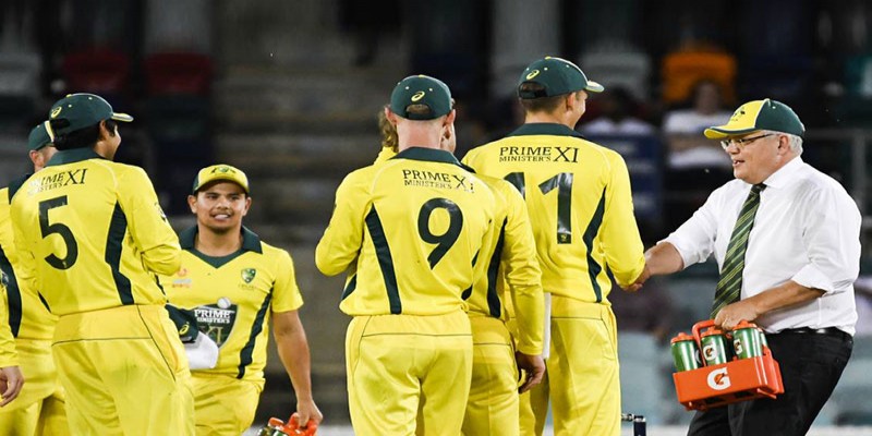 ক্রিকেটারদের জন্য পানি নিয়ে মাঠে দৌড়ালেন অস্ট্রেলিয়ার প্রধানমন্ত্রী স্কট মরিসন॥   