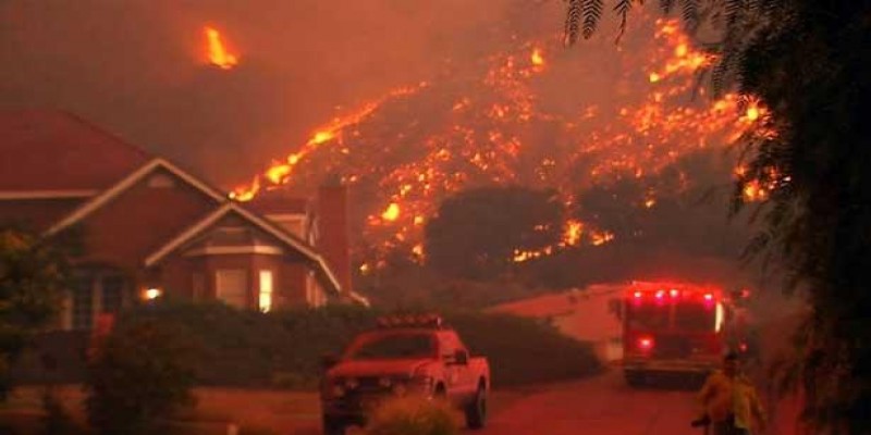 দাবানলে ক্যালিফোর্নিয়ায় বিদ্যুৎ বিচ্ছিন্ন হচ্ছেন ২০ লাখ মানুষ॥