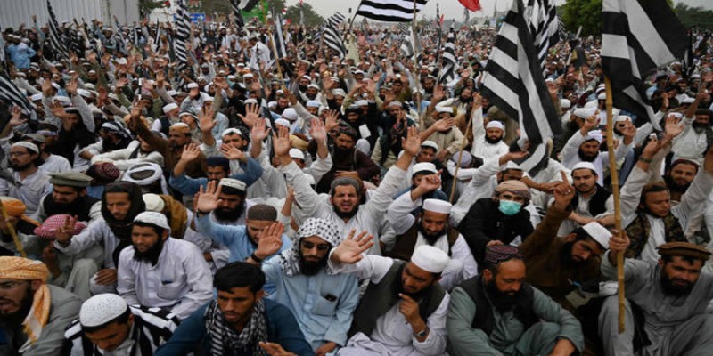 পাকিস্তানের প্রধানমন্ত্রী ইমরান খানকে উৎখাতে ৪৮ ঘণ্টার আল্টিমেটাম॥   