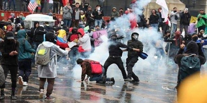 কলম্বিয়ায় কারফিউ উপেক্ষা করে সরকার বিরোধী বিক্ষোভ অব্যাহত॥