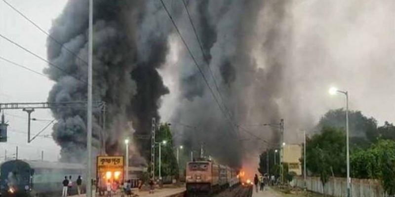 ভারতে নাগরিকত্ব বিলের প্রতিবাদে তুলকালাম ॥ রেলস্টেশনসহ পাঁচ ট্রেনে আগুন